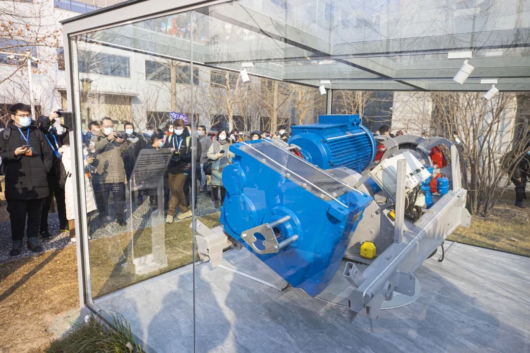 中外记者走进亦城创新行.webp (5).jpg