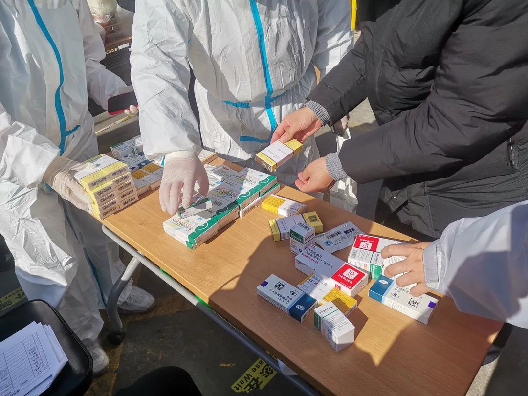 接力送药解民需!封控区里,这些社区“跑腿侠”实力圈粉!4.jpg 接力送药解民需!封控区里,这些社区“跑腿侠”实力圈粉!4.jpg