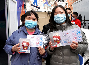打卡获奖励 冬残奥会城市志愿服务体验营活动让群众直呼“过瘾” “我终于也有‘雪容融’了！”.JPG