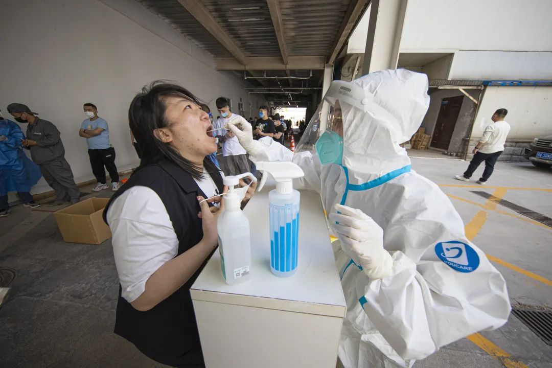 争分夺秒、温暖有序！多图直击北京经开区核酸检测现场5.jpg