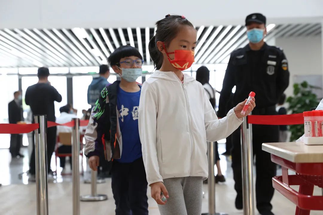 争分夺秒、温暖有序！多图直击北京经开区核酸检测现场14.jpg
