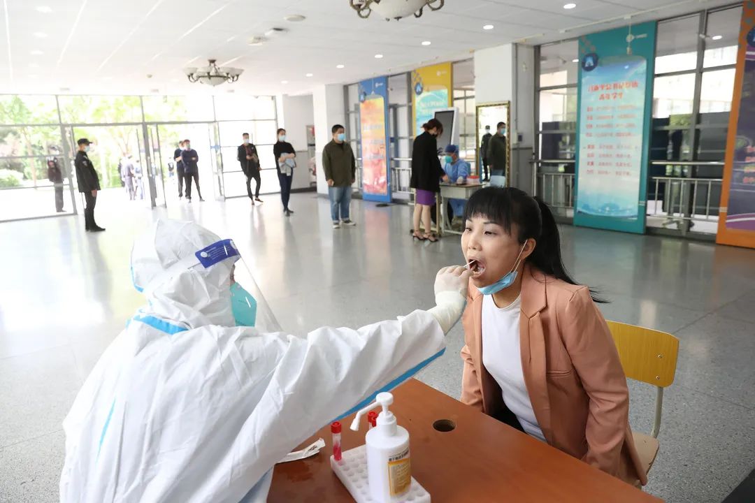 争分夺秒、温暖有序！多图直击北京经开区核酸检测现场21.jpg