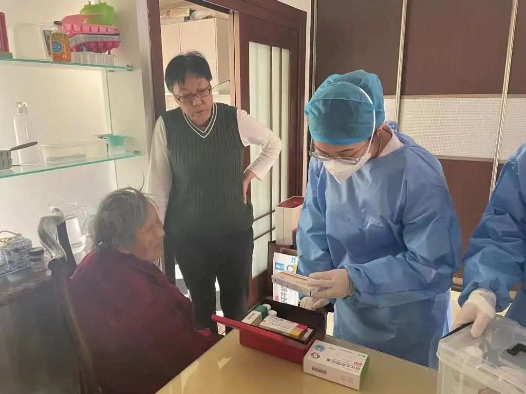 锦旗连连,赞誉满满!社区为老人送“苗”上门真贴心!3.jpg 锦旗连连,赞誉满满!社区为老人送“苗”上门真贴心!3.jpg