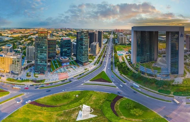 经开区30余家企业入选北京企业百强“1+5”榜单,“高精尖”最闪耀.jpg 经开区30余家企业入选北京企业百强“1+5”榜单,“高精尖”最闪耀.jpg