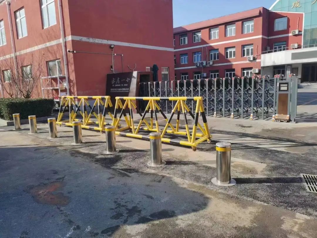 增设防撞设施、警示标牌！亦庄新城18所学校及幼儿园提升防护能力2.jpg
