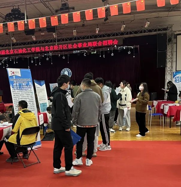 千余人参加!经开区“民营企业服务月”招聘活动走进校园.jpg 千余人参加!经开区“民营企业服务月”招聘活动走进校园.jpg