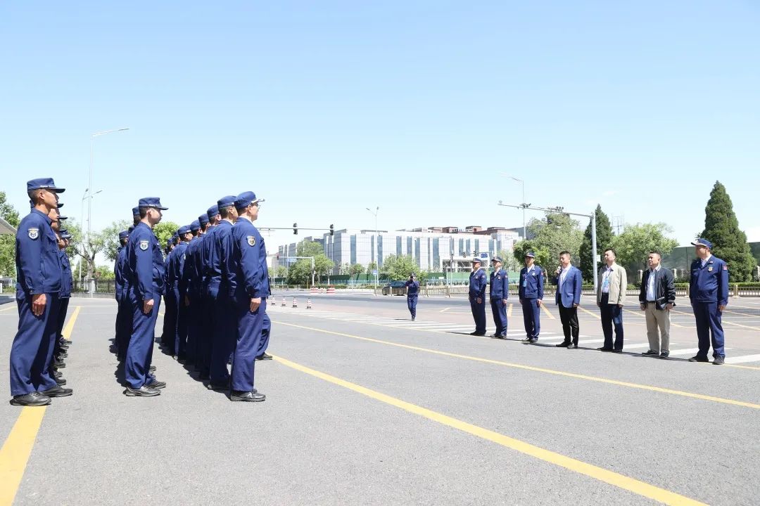 北京经开区领导慰问节日值守消防官兵并检查安全工作.png