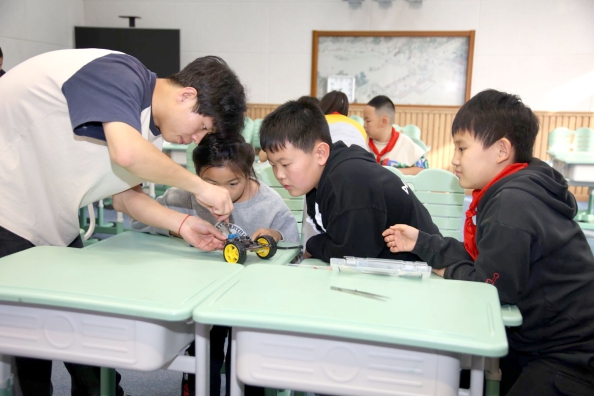 激发孩子们对机器人的兴趣.jpg