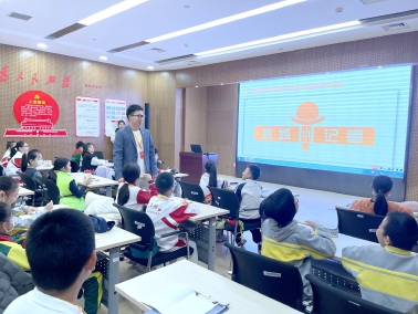 指导老师在教小记者专业知识.jpg 指导老师在教小记者专业知识.jpg