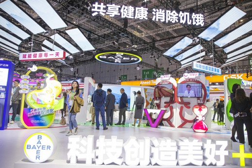 参展人员在拜耳展区查看产品.jpg 参展人员在拜耳展区查看产品.jpg