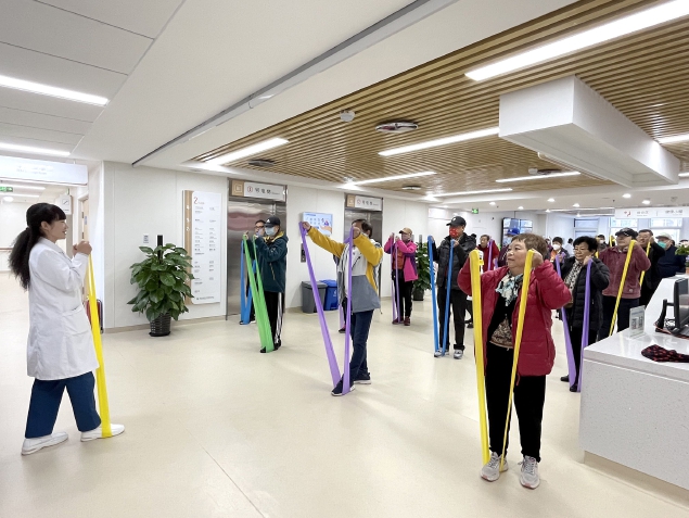 医生现场教学弹力带操.jpg 医生现场教学弹力带操.jpg