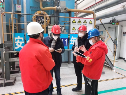 工作人员在对供热设备进行巡检并记录情况.jpg 工作人员在对供热设备进行巡检并记录情况.jpg