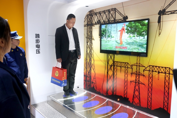 体验跨步电压项目.jpg 体验跨步电压项目.jpg