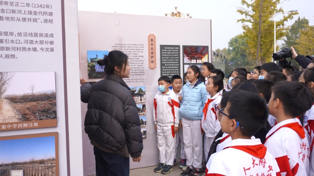 学生们沉浸在丰富的图文史料中.jpg 学生们沉浸在丰富的图文史料中.jpg
