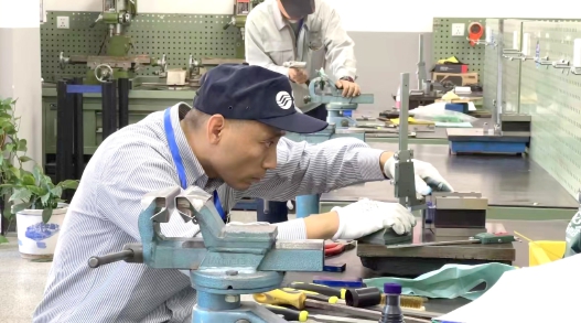 选手们专注地参加数字化钳工职业技能竞赛。.jpg 选手们专注地参加数字化钳工职业技能竞赛。.jpg