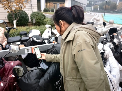 孙女士进行充电操作.jpg 孙女士进行充电操作.jpg