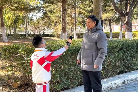 正在采访的“亦城小记者”.jpg 正在采访的“亦城小记者”.jpg