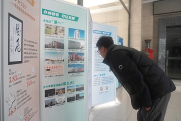 朱先生被展板图片吸引.jpg