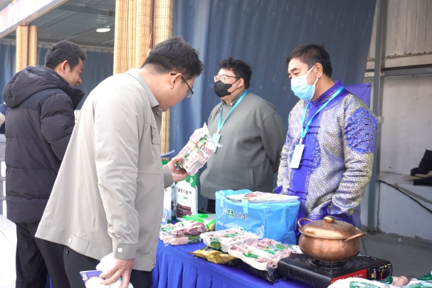 苏尼特右旗的展品吸引了市民的关注.jpg 苏尼特右旗的展品吸引了市民的关注.jpg