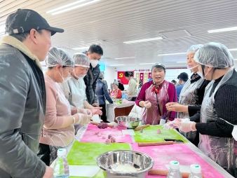 居民围在一起制作花馍.jpg 居民围在一起制作花馍.jpg