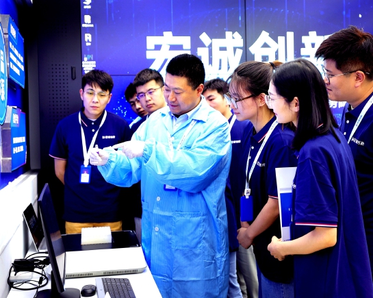 研发人员讲解产品成果.jpg 研发人员讲解产品成果.jpg