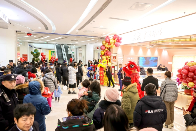 王府井奥莱UP TOWN开业当天,舞狮表演前挤满了人.jpg 王府井奥莱UP TOWN开业当天,舞狮表演前挤满了人.jpg