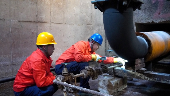 工作人员检查供热管道。.jpg