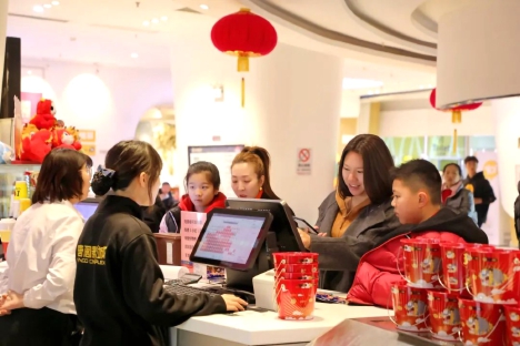 影城服务台前围满了前来观影的市民。.jpg 影城服务台前围满了前来观影的市民。.jpg