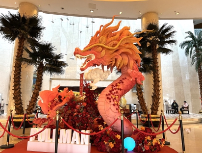 酒店大堂设置的龙元素景观。.jpg