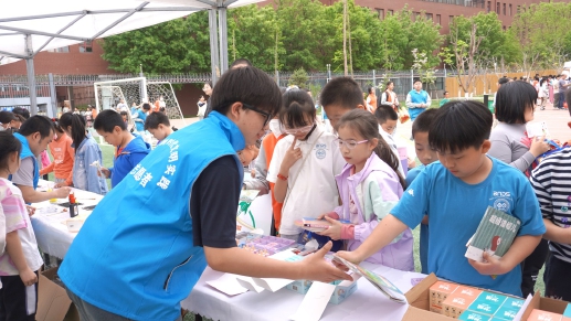 同学们参加“旧书新知,阅享亦城”活动。.jpg 同学们参加“旧书新知,阅享亦城”活动。.jpg