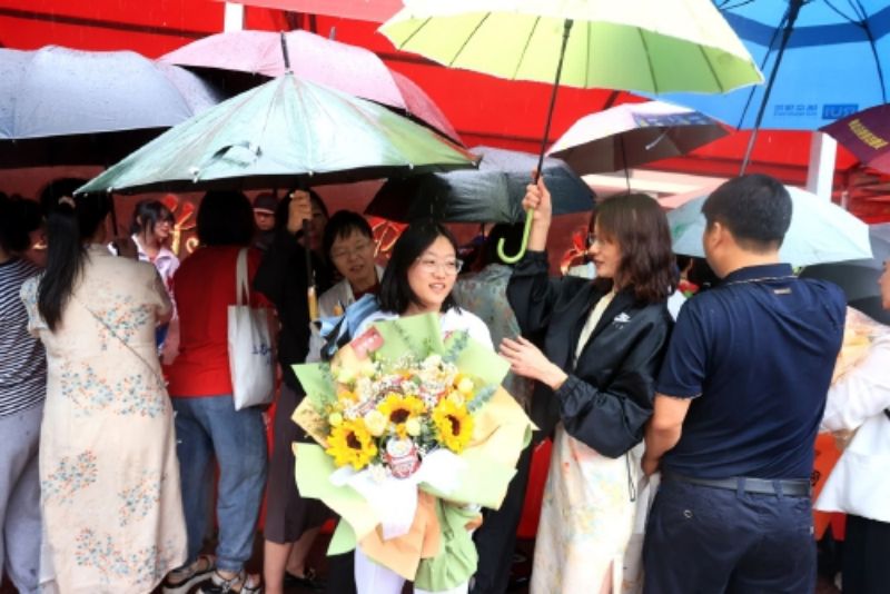 雨中撑伞送考仪式感拉满.jpg