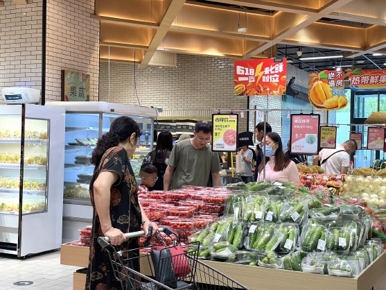 市民开心逛商场下馆子游公园 经开区端午假期消费市场热力足.jpg