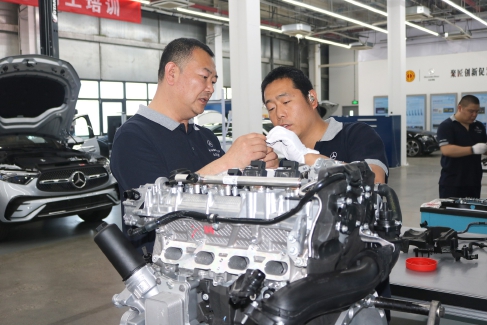 北京奔驰有位解决发动机难题的“赵一手”.jpg 北京奔驰有位解决发动机难题的“赵一手”.jpg