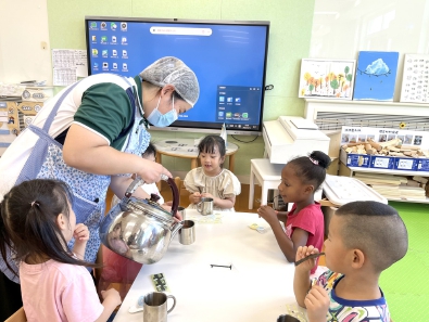 保育员为孩子们倒解暑饮品.jpg 保育员为孩子们倒解暑饮品.jpg