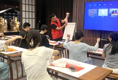 青年手作艾草锤感恩父爱.jpg 青年手作艾草锤感恩父爱.jpg