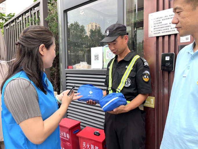 北京经开区多社区送清凉嘱安全.jpg 北京经开区多社区送清凉嘱安全.jpg