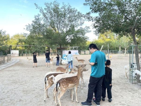 “北京·亦庄科技馆之城”系列活动走进麋鹿苑 (2).jpg “北京·亦庄科技馆之城”系列活动走进麋鹿苑 (2).jpg