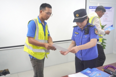 安全宣传进工地 提升工人风险防范意识.jpg 安全宣传进工地 提升工人风险防范意识.jpg