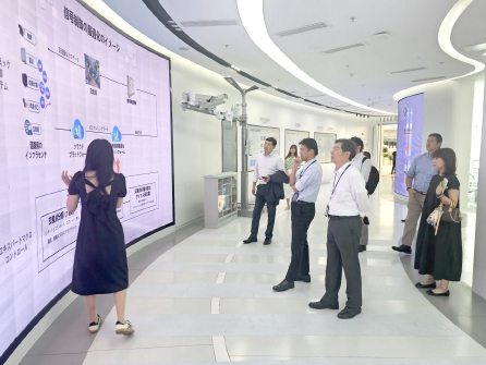 日本电装株式会社代表团了解示范区的创新探索.jpg 日本电装株式会社代表团了解示范区的创新探索.jpg