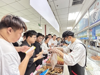 校园美食节丰富关爱学生形式.jpg 校园美食节丰富关爱学生形式.jpg