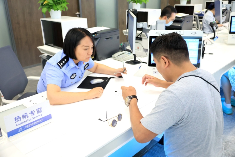 国际化政务服务获外籍友人点赞.jpg 国际化政务服务获外籍友人点赞.jpg