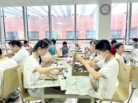 人形机器人科普送到青少年家门口.jpg 人形机器人科普送到青少年家门口.jpg