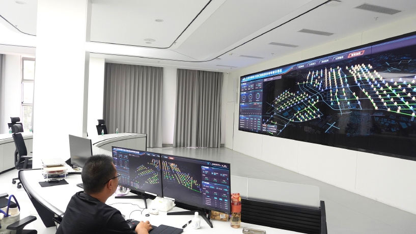 工作人员时刻监控着示范区云控平台.jpg 工作人员时刻监控着示范区云控平台.jpg