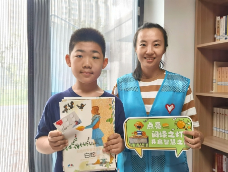 “图书漂流”活动激发居民阅读热情.jpg “图书漂流”活动激发居民阅读热情.jpg