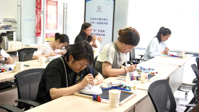 经开区职工巧绘京剧脸谱感受国粹魅力.jpg 经开区职工巧绘京剧脸谱感受国粹魅力.jpg