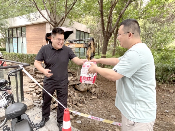 古稀老人捐百提饮用水感谢社区“微改造”.jpg 古稀老人捐百提饮用水感谢社区“微改造”.jpg