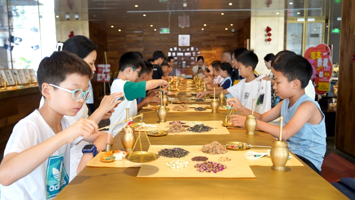 夏季养生体验活动探寻老字号“科技新智慧”.jpg 夏季养生体验活动探寻老字号“科技新智慧”.jpg