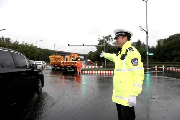 北京经开区全力筑牢防汛安全屏障.jpg 北京经开区全力筑牢防汛安全屏障.jpg