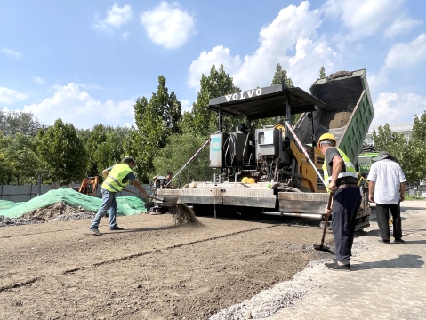 鹿圈桥北侧公园路完成水稳层摊铺.jpg 鹿圈桥北侧公园路完成水稳层摊铺.jpg