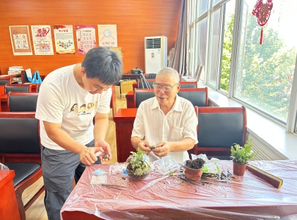 社区微景观制作活动引领绿色风尚.jpg 社区微景观制作活动引领绿色风尚.jpg